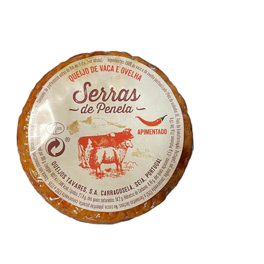 Round cheese with 'Serras de Penela' branding on a white background